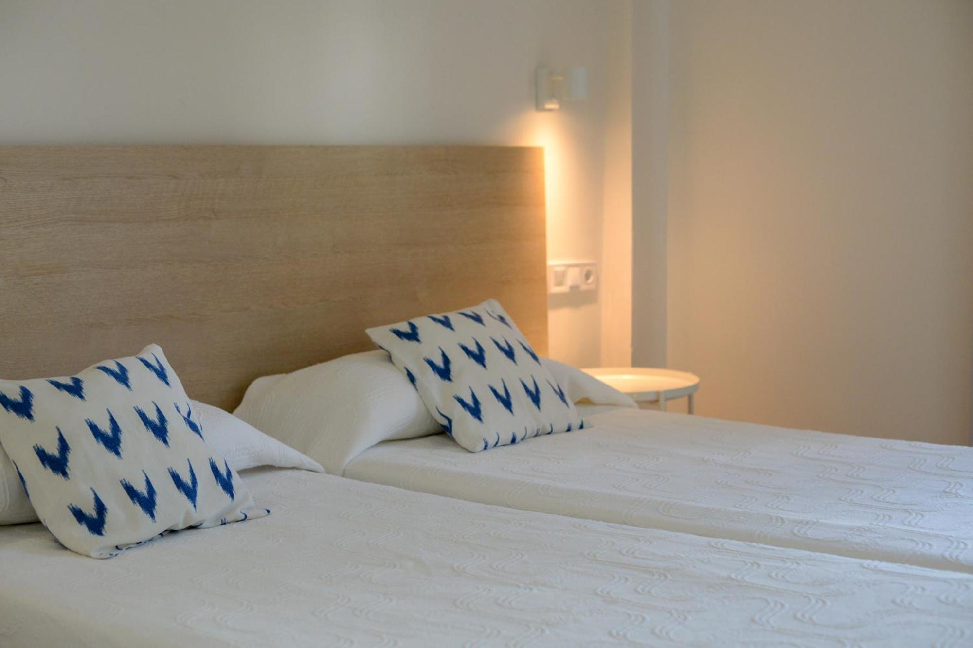 Hostal Jakiton Palma Nova  Bagian luar foto